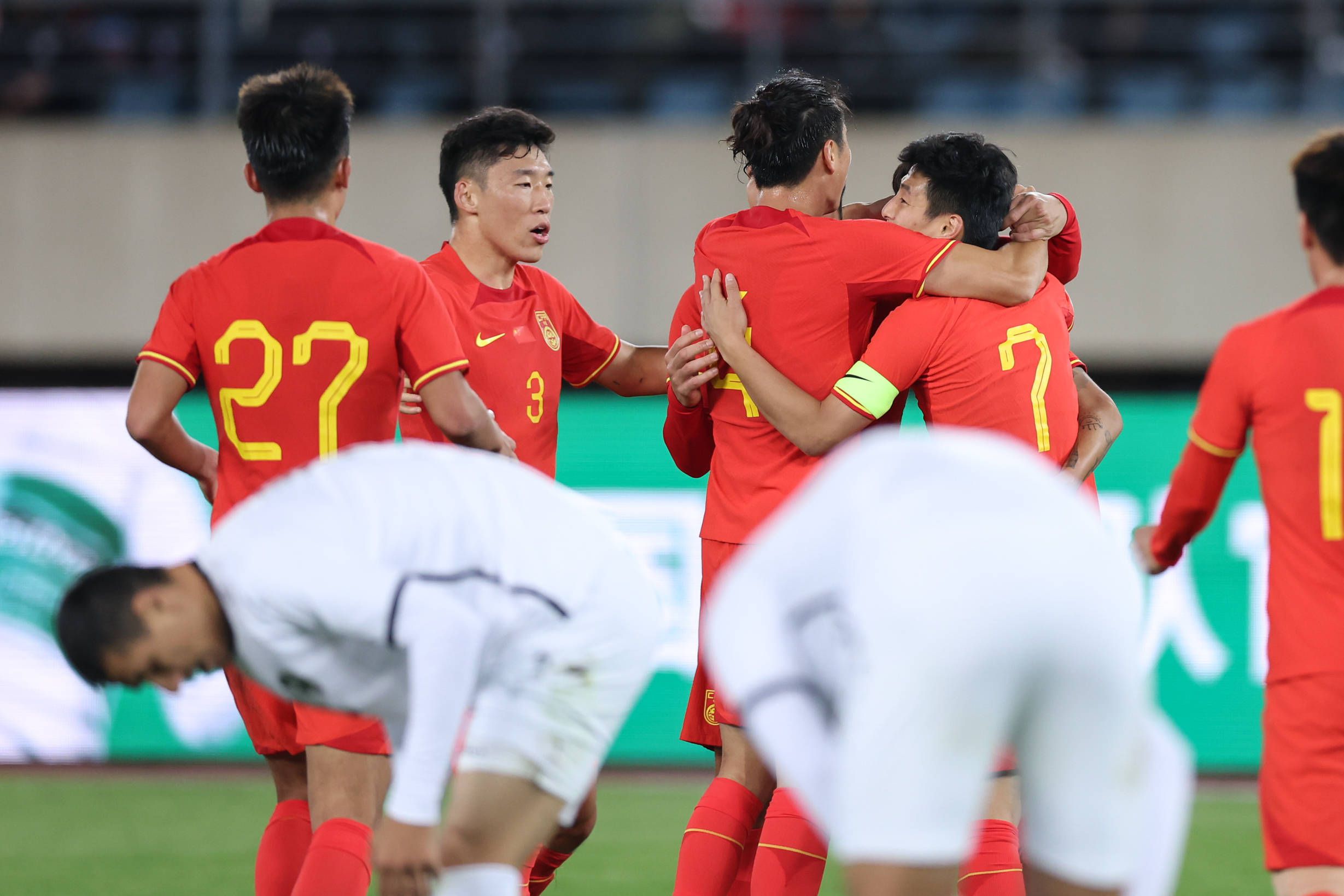 08:10阿根廷杯　拉普拉塔大学生1-0防御与正义09:00哥伦甲　麦德林独立2-1巴兰基利亚青年08:00NBA 奇才122-142鹈鹕08:00NBA 活塞111-129费城76人08:30NBA 热火115-104黄蜂08:30NBA 猛龙135-128老鹰09:00NBA 马刺199-122湖人09:00NBA 火箭117-104灰熊今日焦点战预告凌晨1.45，欧联杯：利物浦已经锁定小组第一，圣吉罗斯联还需拿分晋级，本场谁能笑到最后？凌晨1.45，欧联杯：雷恩只需一分即可确保小组第一，比利亚雷亚尔能否击败对手获得晋级名额？凌晨4点，欧联杯：西汉姆和弗赖堡同积12分，本场谁能取得小组第一位置？凌晨4点，欧联杯：布莱顿暂居小组第二，马赛能否以头名出线？事件下周一抽签！